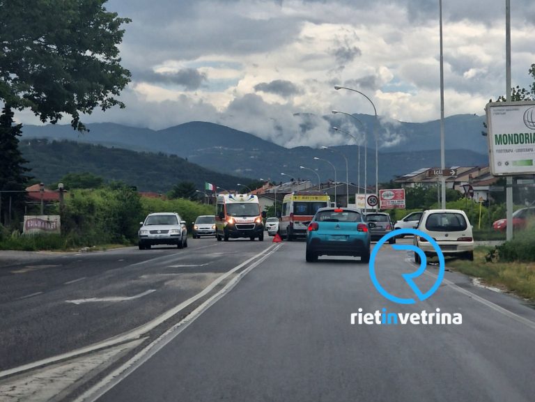Scontro in via Emilio Greco: tre i mezzi coinvolti