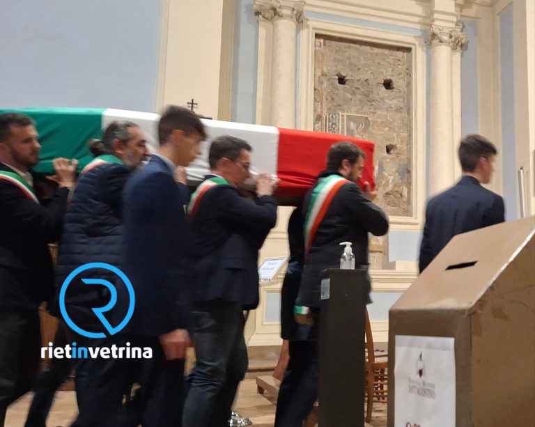 Esequie Daniele Raimondi, feretro portato dai Sindaci della Provincia