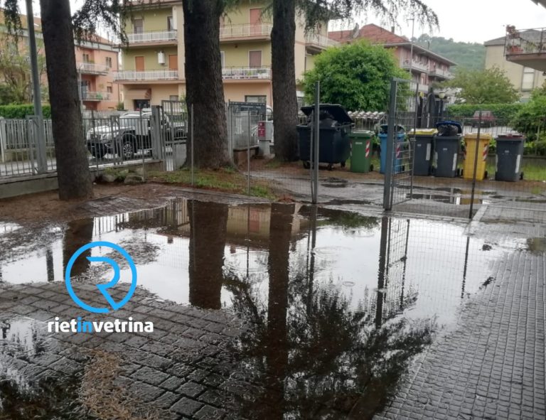 SEI TU IL REPORTER – Stefano: “Ad ogni pioggia il cortile di ingresso della Scuola Matteocci di Vazia si allaga”