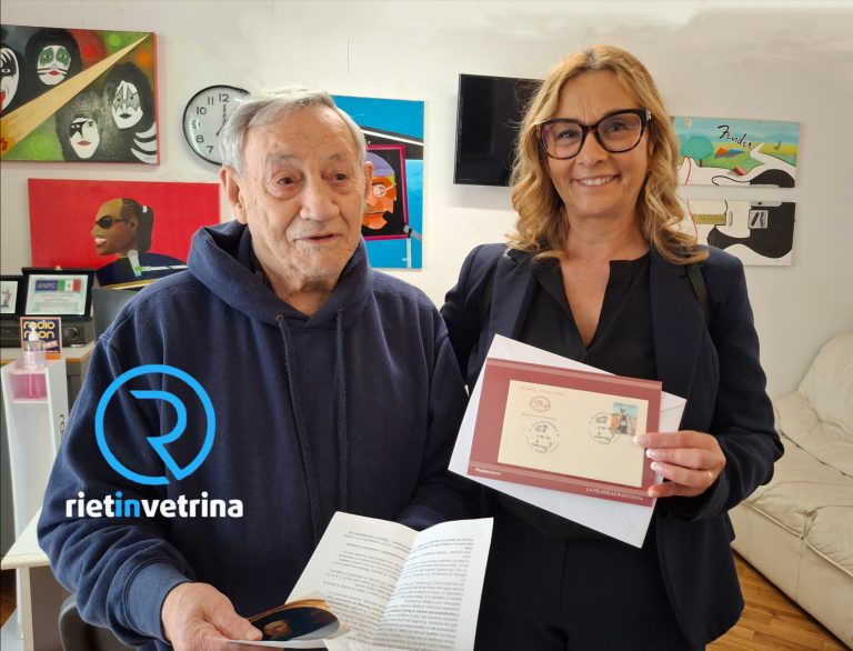 Il giornalista Tito Cheli dona francobollo su Strampelli alla presidente Roberta Cuneo