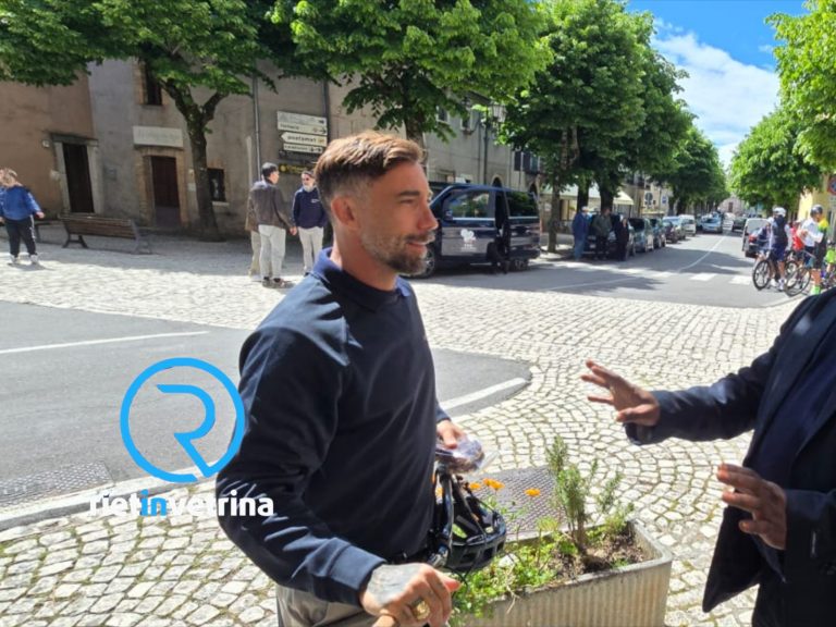 Il biker Vittorio Brumotti ad Orvinio alla scoperta del borgo e dei dipinti del Manenti