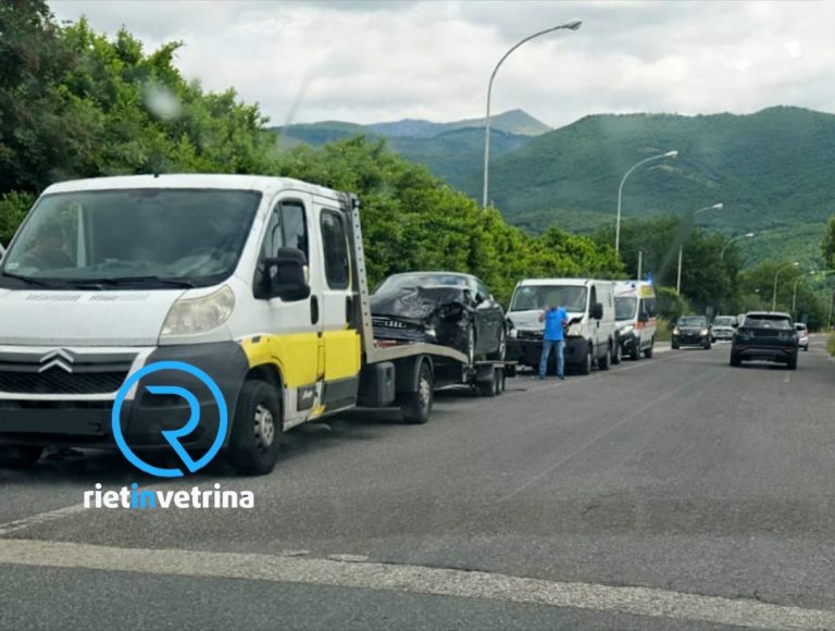 Tamponamento a catena in via Di Fazio: quattro le auto coinvolte. Feriti soccorsi dal 118