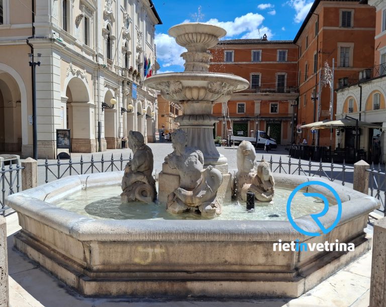 Conclusa la pulizia della Fontana dei Delfini. Fabio Nobili: “Intervento che fa piacere a tutti i reatini”