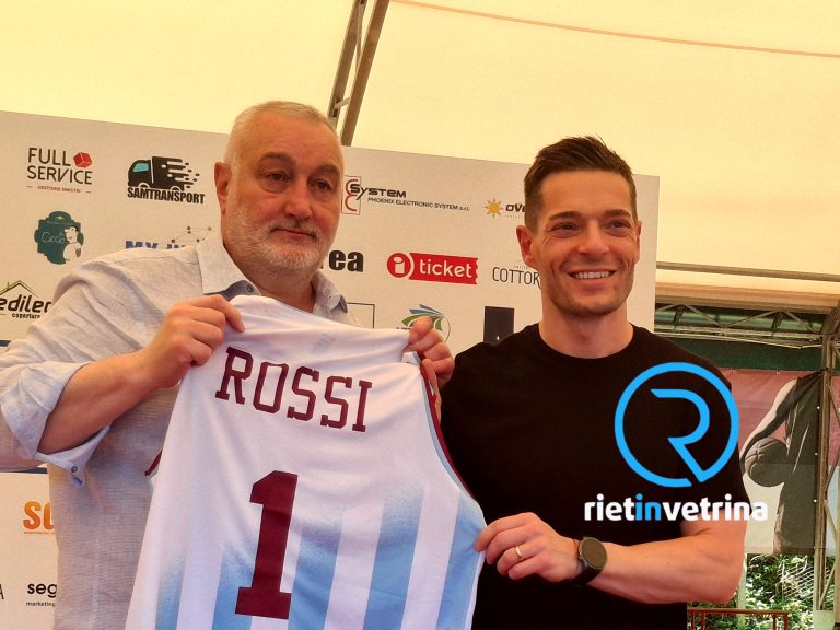 La Sebastiani dona una canotta speciale a coach Alessandro Rossi nel giorno dell’Addio al Club