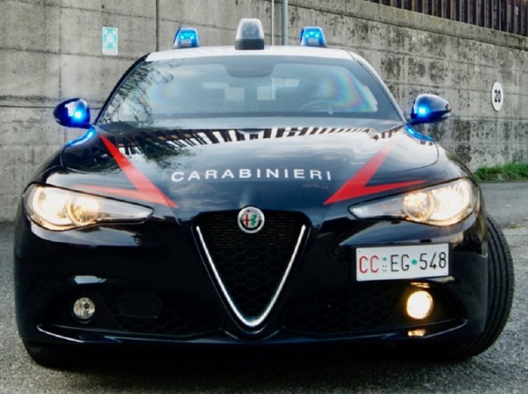 Donna 21enne sorpresa a rubare in un negozio, denunciata dai Carabinieri