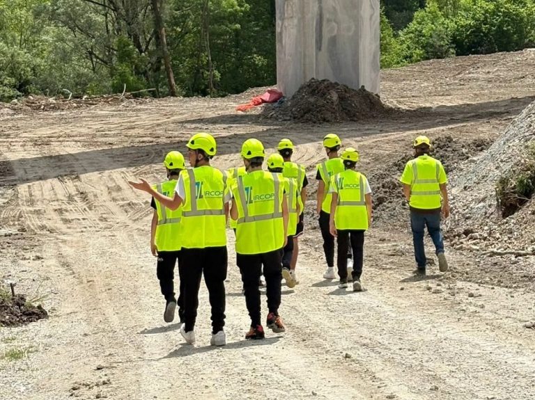 Gli studenti della seconda CAT del Rosatelli in visita didattica al viadotto Valenzano sulla S.S. Salaria per Ascoli Piceno
