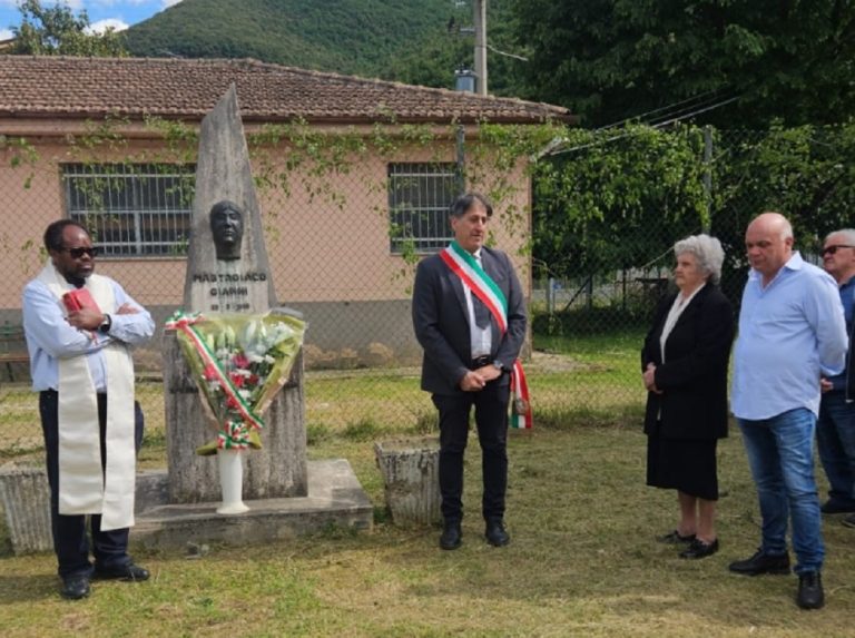 In memoria di Gianni Mastroiaco deposto mazzo di fiori sul Monumento in suo ricordo