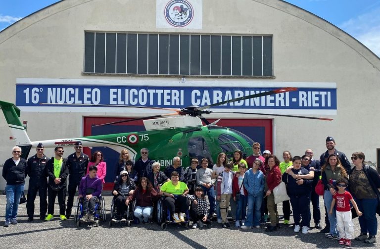 Il 16° Nucleo Elicotteri Carabinieri incontra i ragazzi dell’Associazione “Enjoy Velino”