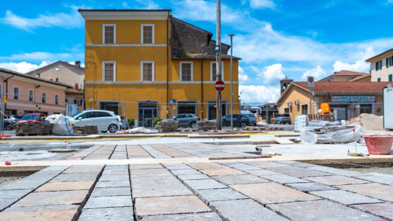 Proseguono i lavori: nuovo asfalto in via degli Elci e nuova pavimentazione a Porta d’Arce piazza Chiesa del Suffragi