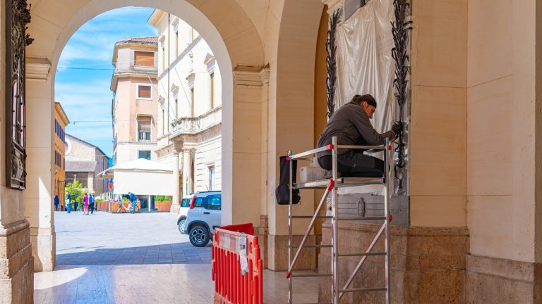 Prosegue il restauro della lapide dedicata ai Caduti sotto il Palazzo Comunale di Rieti