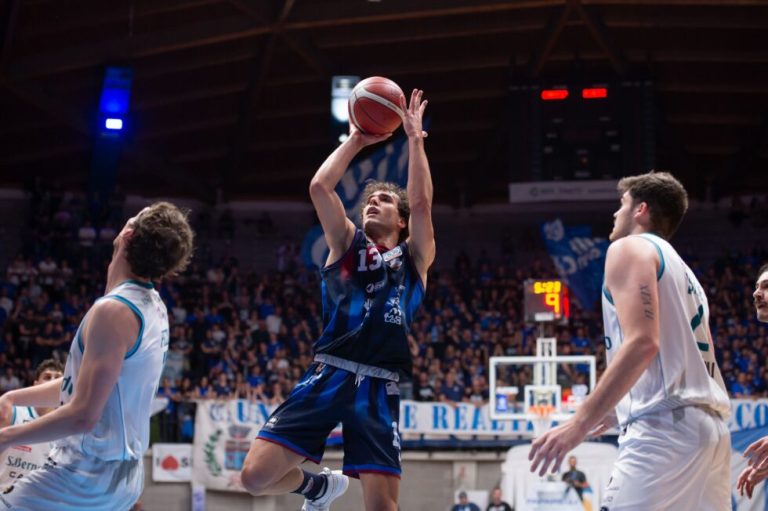 Cantù schiacciasassi, vince di +24. La Real Sebastiani dura un quarto