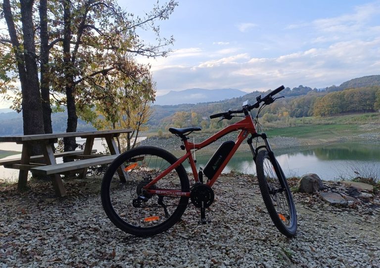 Una pedalata assistita tra natura e gusto. 42 e-bike per esplorare le Valli del Tronto e del Velino