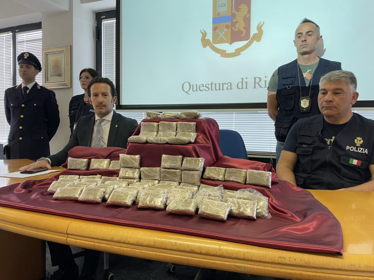 In auto con 7 chili di hashish divisi in 70 panetti. Arrestato dalla Polizia