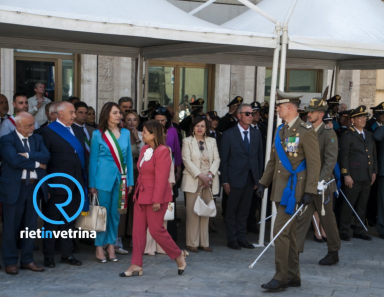 ►VIDEO – Parata, consegna onorificenze e alza bandiera per il 2 Giugno in piazza Cesare Battisti