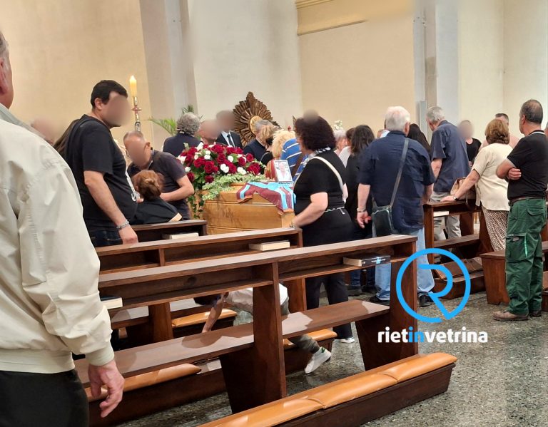 La Città ha salutato Stelvio Iacoboni nel suo ultimo viaggio. La maglia FC Rieti sulla barą