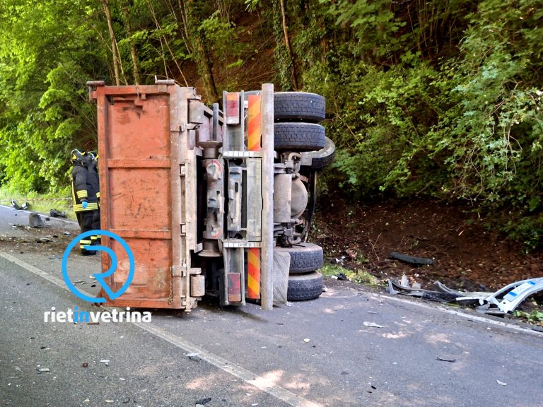 Grave incidēnte: camion si ribalta sulla Salaria per Roma
