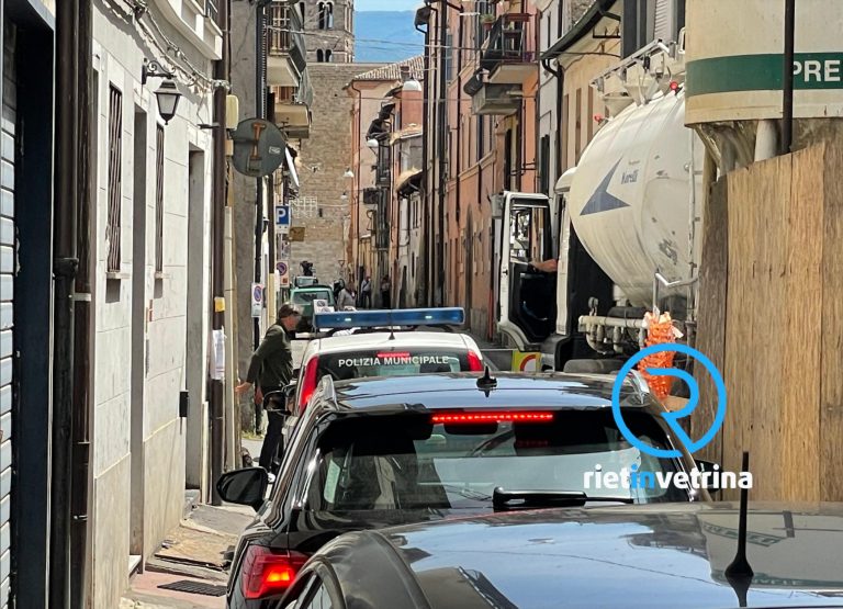 L’asfalto sprofonda in via di Mezzo: strada chiusa e traffico in tilt!