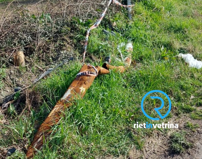 SEI TU IL REPORTER – “Nessuno si è attivato per riparare il palo stradale che giace tra Limiti di Greccio e Spinacceto”