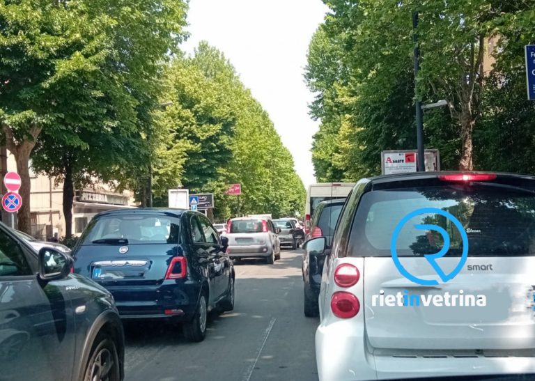 Mattinata da incubo: viale Maraini ostaggiø del passaggio a livello