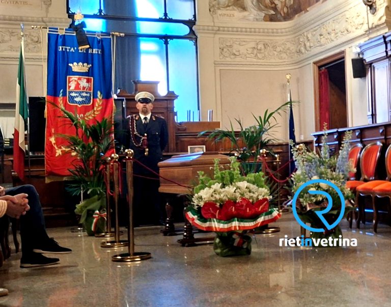 Centinaia di persone alla camera ardente per Giuseppe Emili