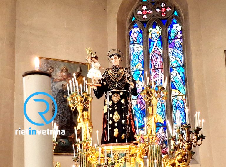 Sant’Antonio è esposto alla cittadinanza. Il rito riaccende le emozioni