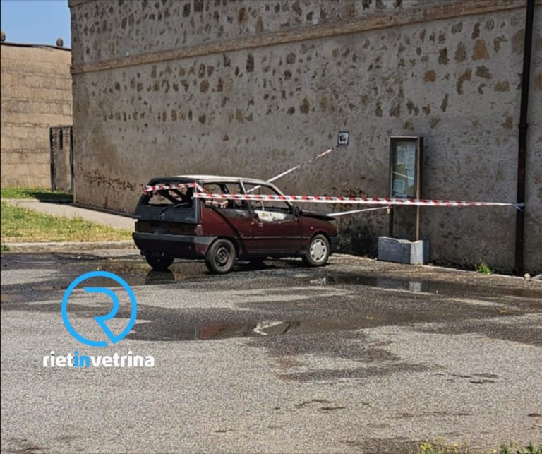 In fiamme auto posteggiata nel Cimitero di Rieti