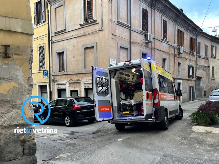 Donna prende una buca con il piede e cade rovinosamente a terra: soccorsa dal 118