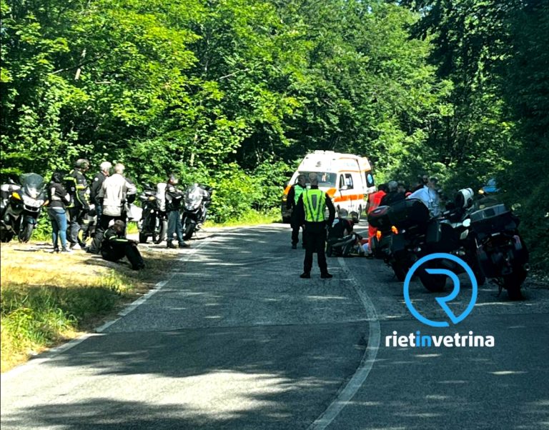 Incidente sulla SR521, motociclista finisce a terra e rimane ferito