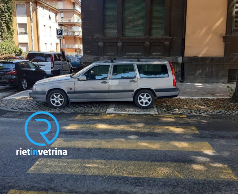 SEI TU IL REPORTER di Rietinvetrina – “Auto parcheggiata da quattro giorni sulle strisce pedonali e scivolo disabili”