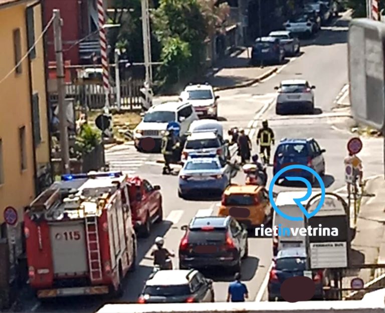 Rieti, vettura si incaglia nello spartitraffico e blocca la circolazione