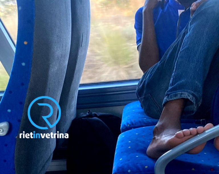 SEI TU IL REPORTER di Rietinvetrina – “Stranieri salgono sul COTRAL, si tolgono le scarpe e si sdraiano. Dove sono i controlli?”