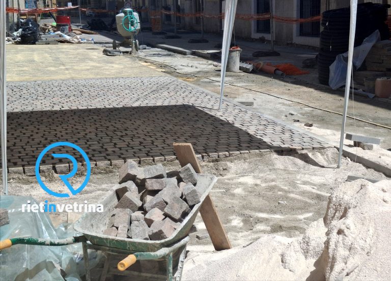 Via Garibaldi, iniziata l’installazione della nuova pavimentazione