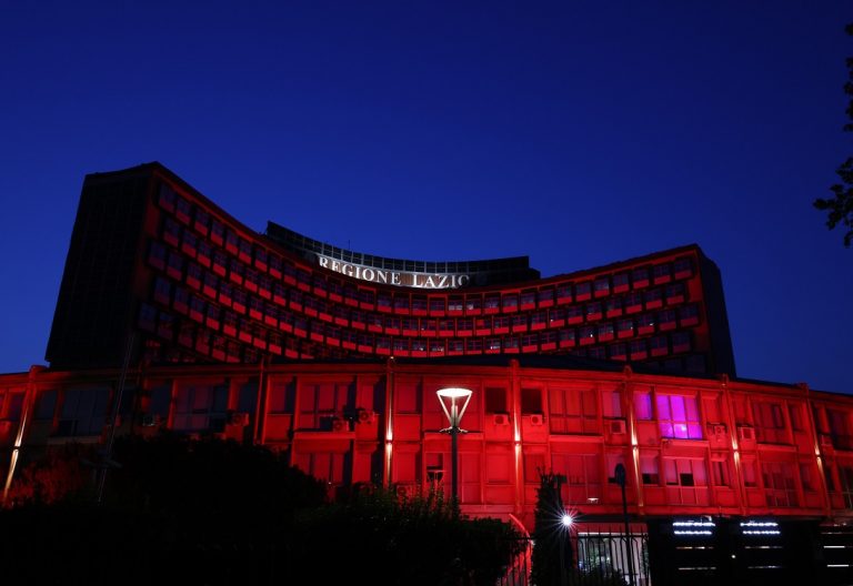 La Regione Lazio si colora di rosso per la Giornata Internazionale contro la violenza sulle donne