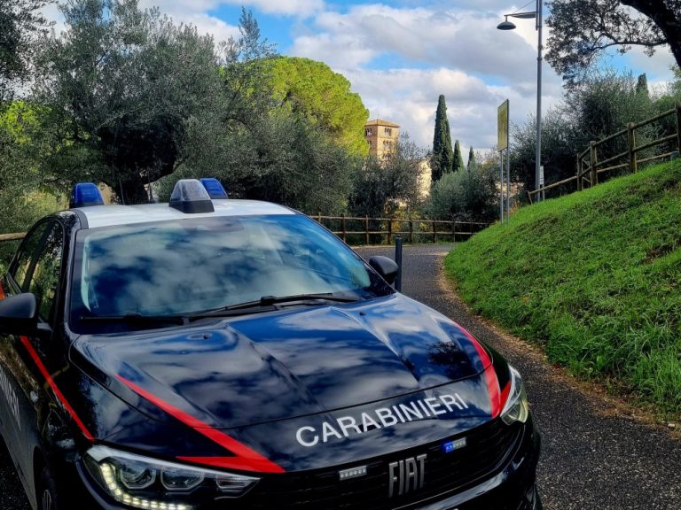 Uomo ai domiciliari si autolesiona, all’arrivo dei Carabinieri fugge e li minaccia con un grosso coltello da cucina