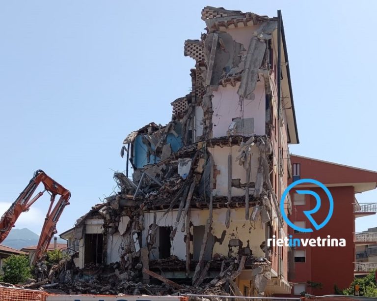 Se ne va un pezzo di Rieti: in corso la demolizione del palazzo ex Chiesa San Evangelista di Piazza Tevere