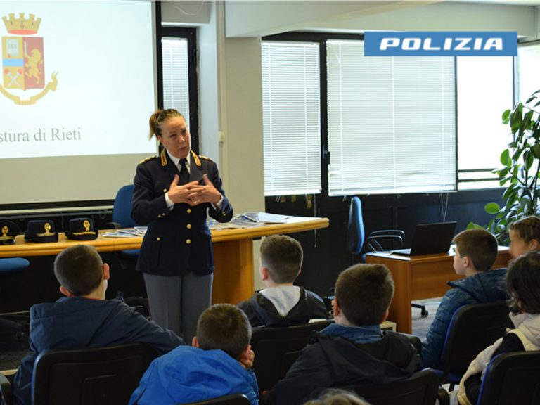 Le classi quarte della scuola primaria “Minervini-Sisti” in visita alla Questura