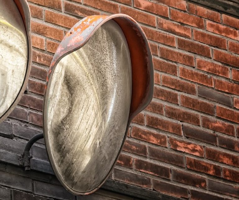 SEI TU IL REPORTER di Rietinvetrina – Paola: “Installate uno specchio all’uscita di Lisciano Alto, evitiamo incidenti!”