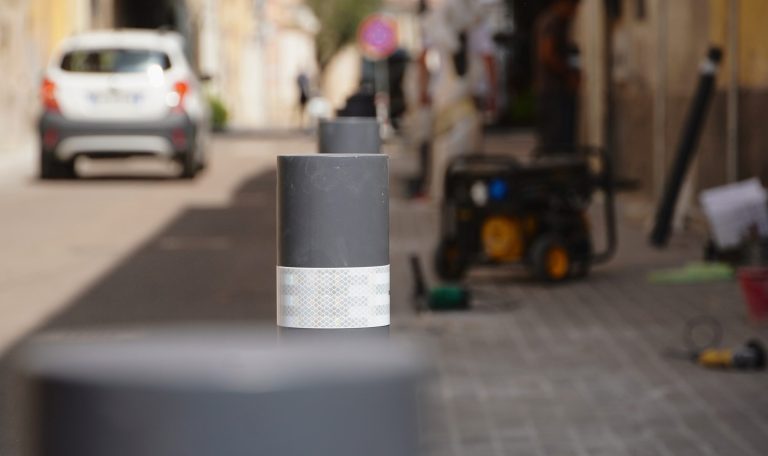 Creata l’area pedonale in via Varrone con paletti dissuasori