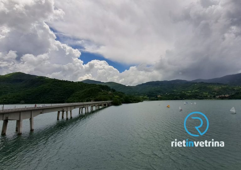 Nel Lago del Turano barca con due persone a bordo stava affondando. Immediati i soccorsi