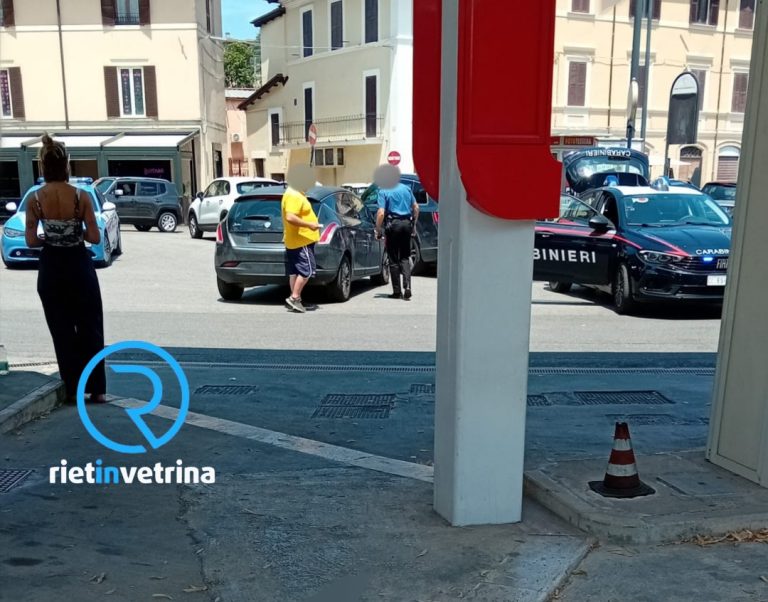 Scontro tra due auto in piazza Cavour