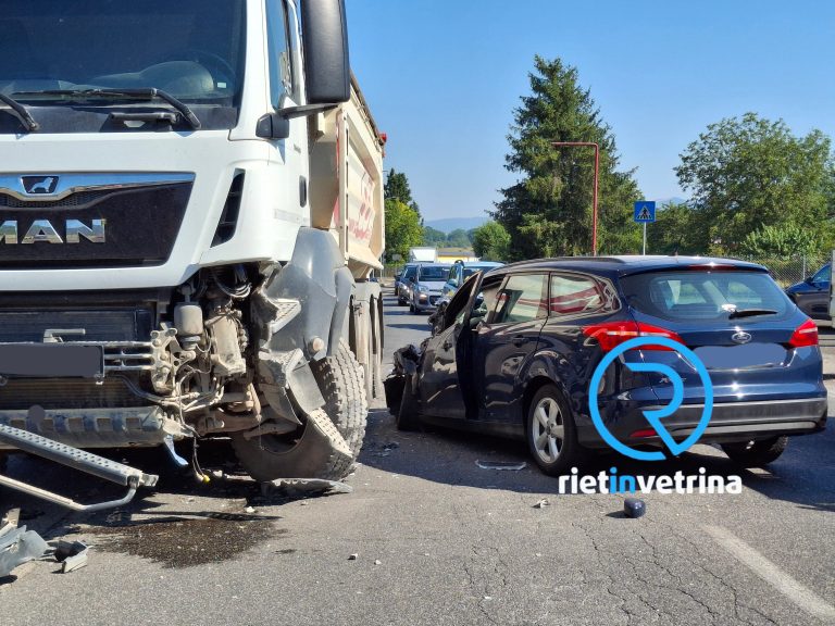 Terribilē frontale tra camion ed auto. Via Ricci bloccata