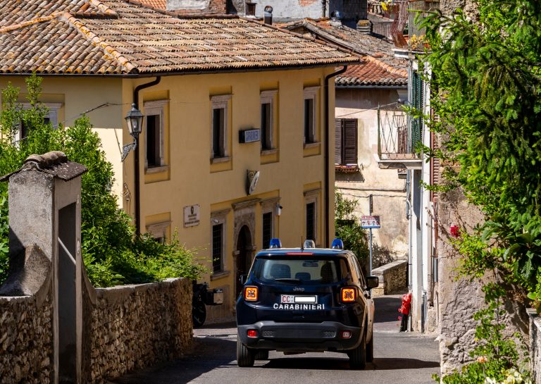Commette incidente stradale, poi si finge avvocato e minaccia il Carabiniere che aveva emesso il verbale