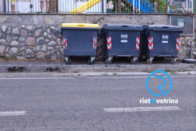 SEI TU IL REPORTER  di Rietinvetrina – “A Piè di Moggio marciapiedi usati per i cassonetti. E i pedoni in strada!”