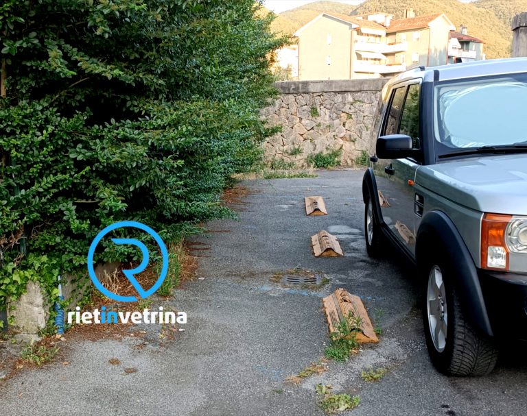 SEI TU IL REPORTER di Rietinvetrina – “Il tratto pedonale – ciclabile di piazza Bachelet invaso dalle siepi. Chi deve intervenire?”