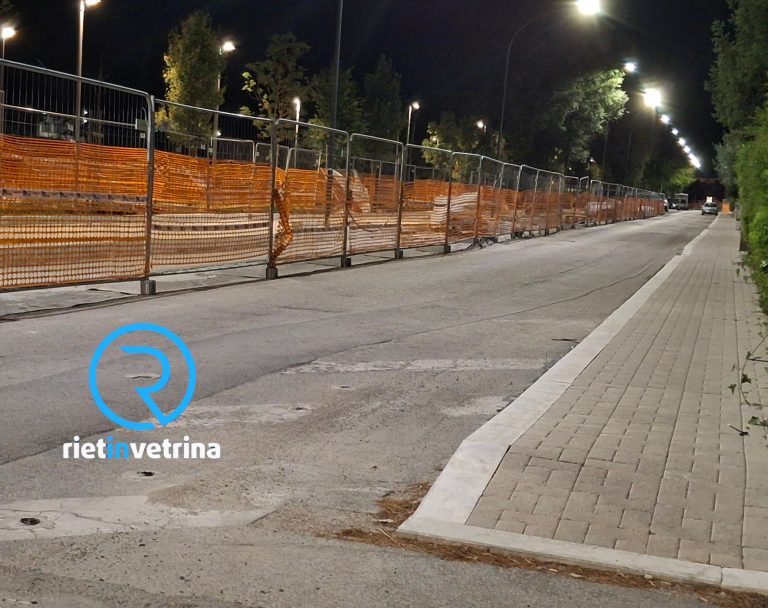 Grazie Rietinvetrina. Dopo la segnalazione eliminato l’ormai pericoloso parapedonale in ferro in via Theseider