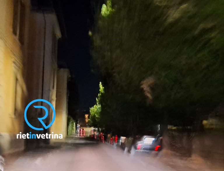 SEI TU IL REPORTER di Rietinvetrina – “Potate gli alberi di via Mattei, la strada è buia nonostante i lampioni”