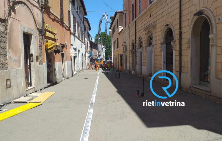 Gettata di calcestruzzo in via Cintia e nuovo asfalto in via Theseider
