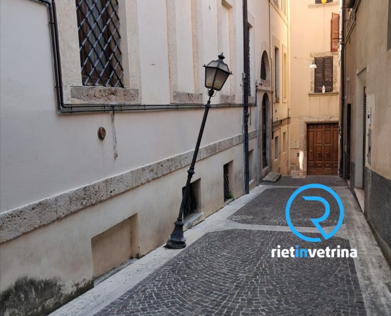 SEI TU IL REPORTER di Rietinvetrina – “Lampione divelto in via della Cordonata”