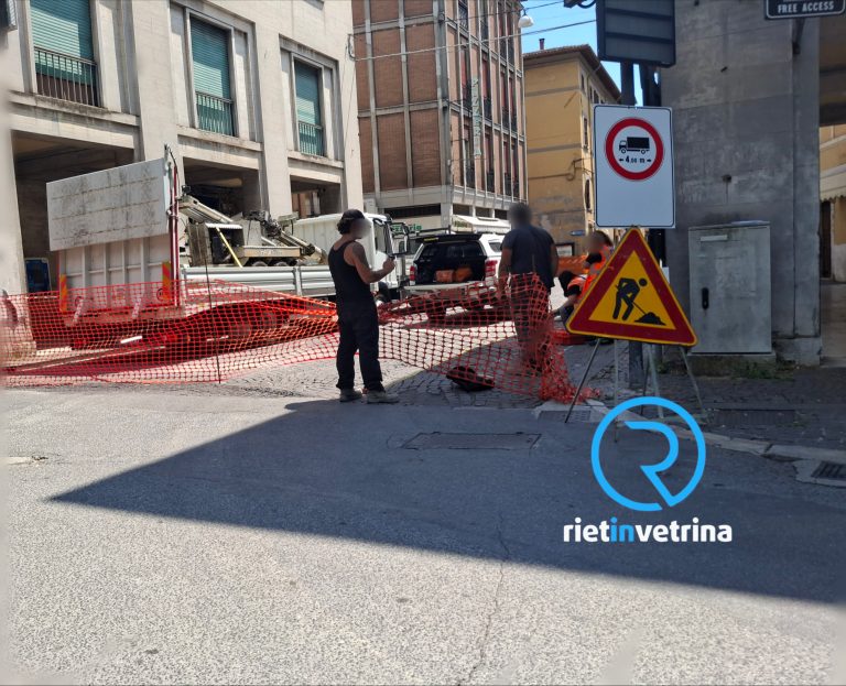 Causa lavori via Cintia chiusa da piazza Marconi