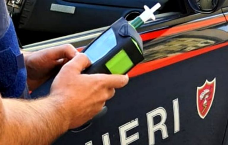 Due uomini ubriachi perdono il controllo delle auto e si schiantano contro un palo e contro altre vetture